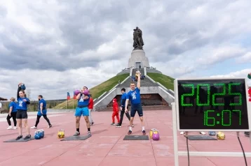 Фото: В Кемерове атлеты 80 минут поднимали гири в честь 80-летия Победы 1