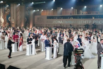Фото: Две пары из Кузбасса заключили брак на свадебном фестивале в Москве 3