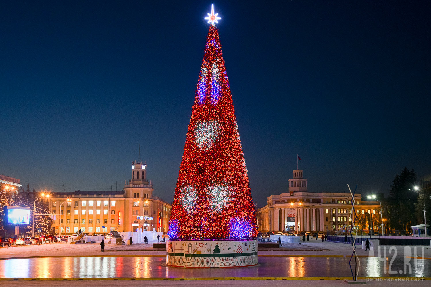 Власти Кемерова рассказали, когда на площади Советов поставят новогоднюю ель