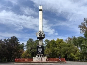 Фото: Денис Ильин: стартовал ремонт стелы «50 лет Новокузнецку» 1