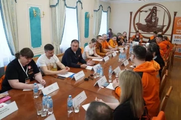 Фото: «Будем поддерживать»: губернатор Кузбасса встретился с волонтёрами отряда «Лиза Алерт» 3
