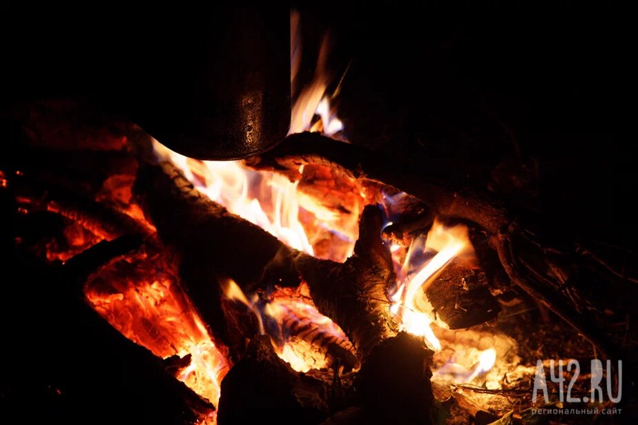 «Она не загорится»: российские подростки сожгли Библию, снимая происходящее на камеру