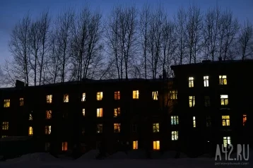 Фото: Заживо сгорел у окна: шокирующее видео с пожара в Новокузнецке обсуждают в Сети  1