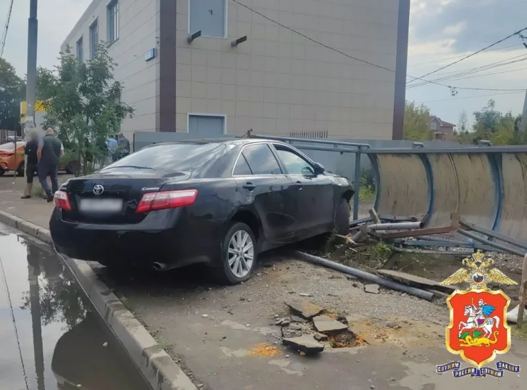 Фото: 20-летний парень на Camry врезался в остановку в Московской области: пострадали двое 2