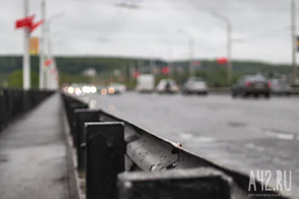 В Кемерове автомобиль насадился на ограждение на Кузбасском мосту