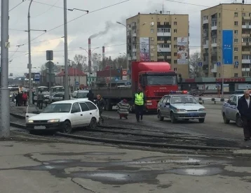 Фото: Около кемеровского вокзала легковушка вылетела на трамвайные пути 1