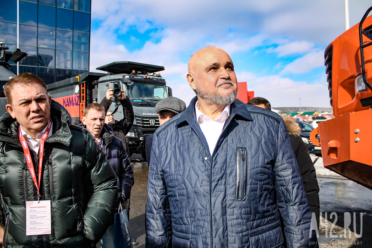 В Кемерове у Московской площади открылась выставка карьерной техники: на  ней можно увидеть и беспилотный «КамАЗ»