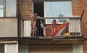«Взбирались на перила»: в Кузбассе мать оставила маленьких детей на открытом балконе без присмотра