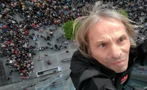 56-летний «человек-паук» взобрался на башню в Париже