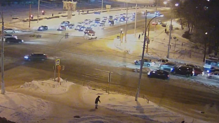 Фото: Кемеровчанин пожаловался на кучу снега на дороге, мешающую водителям разъехаться 2