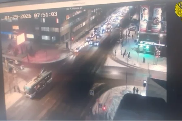 В Омске троллейбус проехал на красный и сбил 11-летнего школьника на переходе