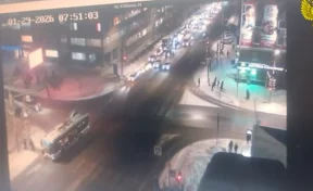 В Омске троллейбус проехал на красный и сбил 11-летнего школьника на переходе