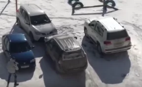 «Он всех сбивает!»: опубликовано видео автопогрома на стоянке под Челябинском