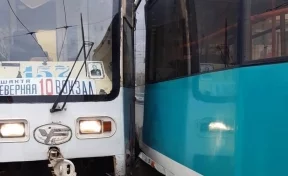 Момент столкновения трамваев возле крупного ТЦ в Кемерове попал на видео