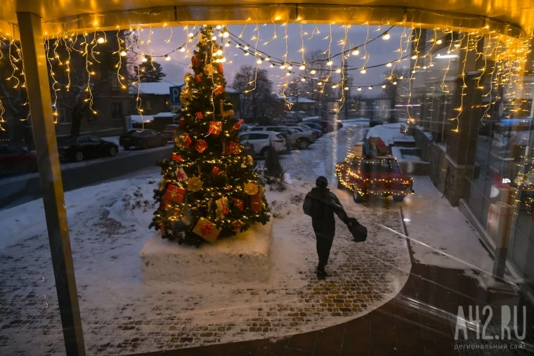 Фото: Атмосфера праздника: Кемерово готовится к Новому году 45