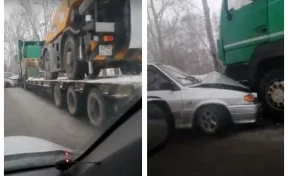 В Кемерове столкнулись ВАЗ и грузовой полуприцеп