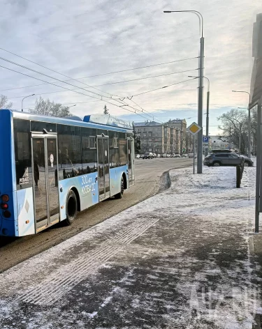 Соцсети: в Новокузнецке у автобуса во время рейса сломался крепёж двери