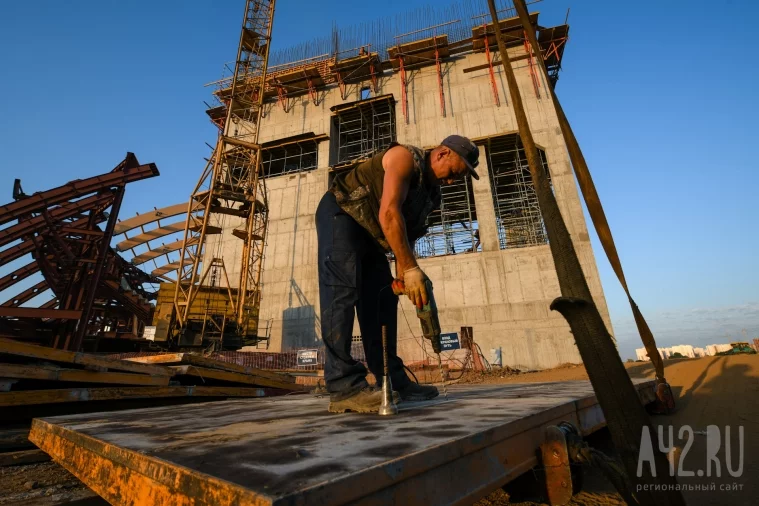 Фото: Работа кипит: как идёт строительство «Кузбасс-Арены» 11