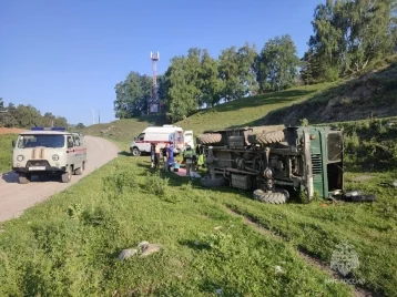 Фото: На Алтае грузовик с туристами вылетел в кювет: есть пострадавшие  1