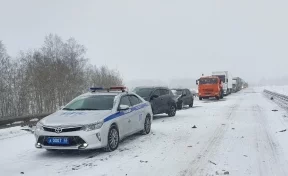 Есть погибший: трассу Кемерово — Новосибирск перекрыли из-за столкновения 9 машин