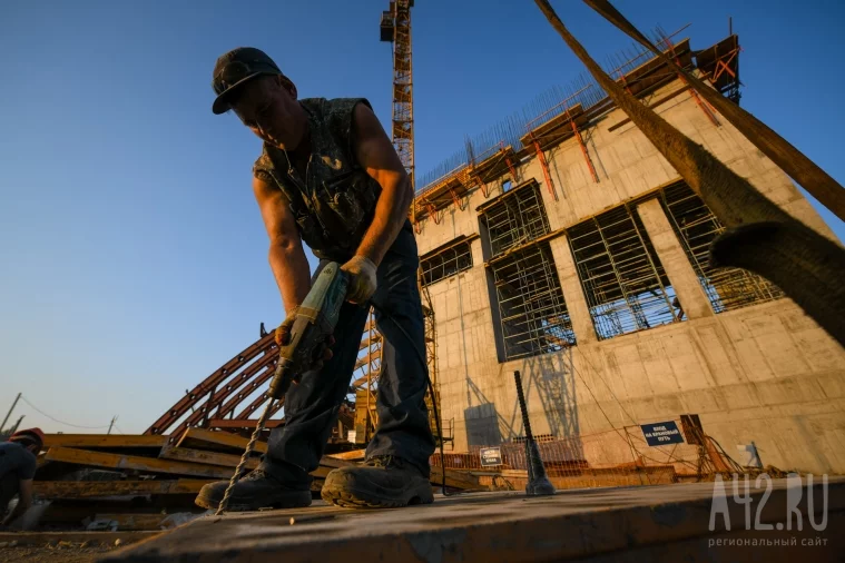 Фото: Работа кипит: как идёт строительство «Кузбасс-Арены» 12