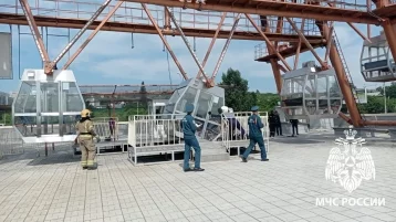 Фото: В Новосибирске спасатели вручную крутили колесо обозрения, чтобы вызволить застрявших горожан  1