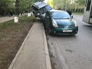 Фото: В Кемерове иномарка на полной скорости врезалась в припаркованные машины 4