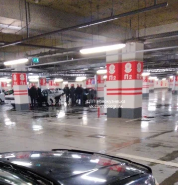Фото: Тройное ДТП на подземной парковке кузбасского ТЦ попало на видео 1
