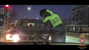 Фото: В Кемерове сотрудники ГАИ помогли женщине, у которой разрядился аккумулятор на авто 1