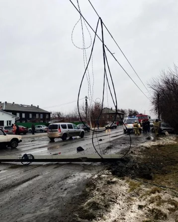 Фото: В Мариинске автомобиль снёс опору ЛЭП 1