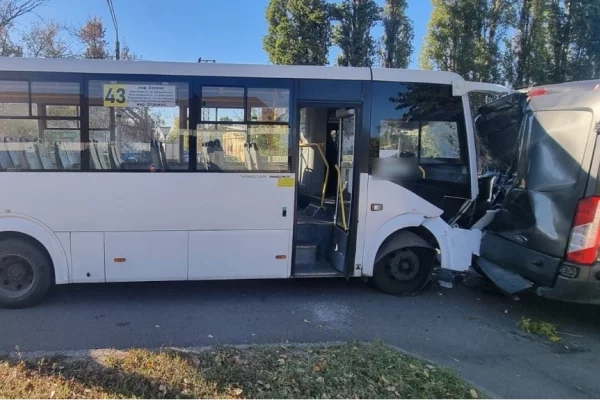 В Воронеже пассажирский автобус столкнулся с автомобилем, пострадали 6 человек