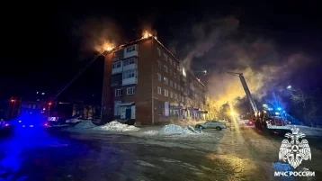 Фото: В Кемерове пожарные почти два часа тушили горящую крышу дома на Белозёрной улице 1