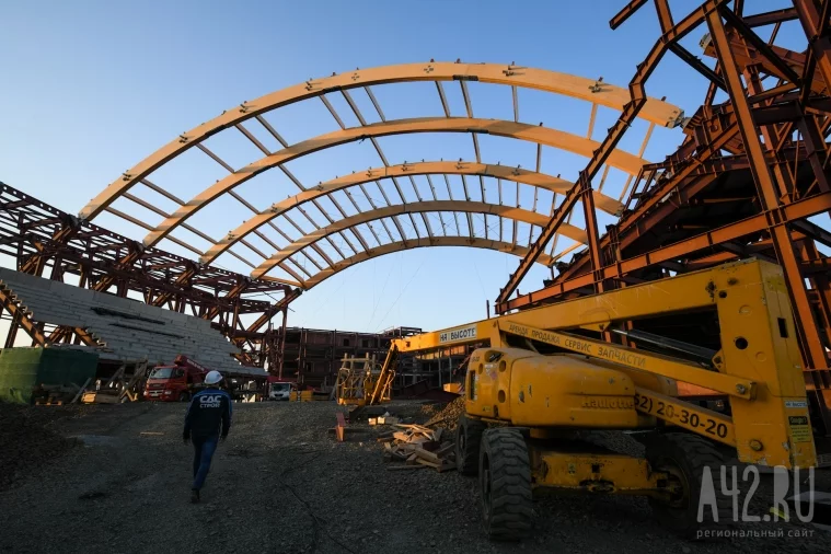 Фото: Работа кипит: как идёт строительство «Кузбасс-Арены» 13