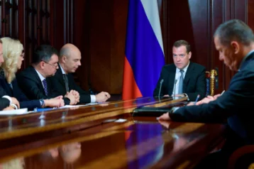 Фото: Медведев объяснил, почему нельзя раздать деньги бедным «просто так» 1