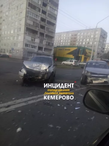 Фото: В Кемерове на Октябрьском проспекте столкнулись автомобили 2