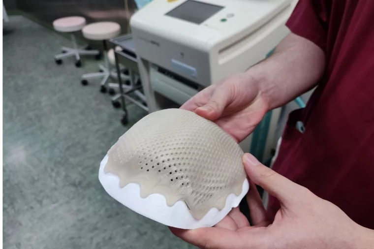 Фото: Червяк в глазу, гидравлический пенис и мочевой пузырь из кишки. Уникальные операции 2025 года в Кузбассе 8