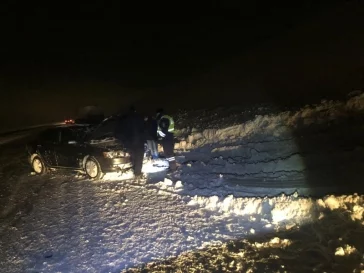 Фото: В Кузбассе полицейские вытащили увязшую в сугробе на ночной трассе машину 2