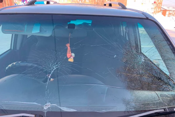 В Шерегеше нетрезвый мужчина разбил кулаком лобовое стекло машины своей жены