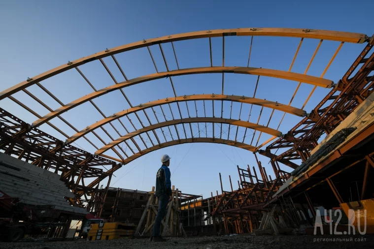 Фото: Работа кипит: как идёт строительство «Кузбасс-Арены» 14