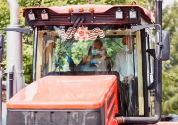 Фото: В Кузбассе на современных тракторах будут работать девушки 1