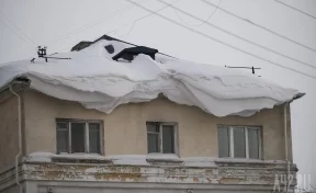 Mash Siberia: в кузбасском городе с крыши жилого дома сошла «лавина» 