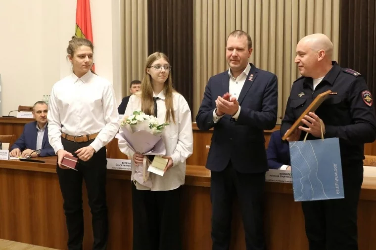 Фото: В Кемерове студентов, спасших восьмилетнюю девочку, наградила полиция 2
