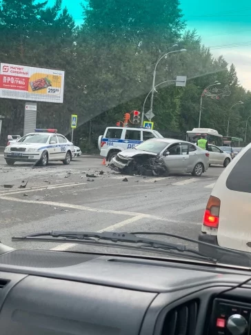 Фото: «Проклятое место»: на перекрёстке в Кемерове столкнулись два автомобиля 2