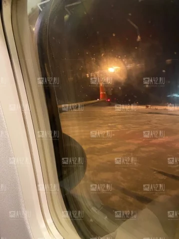 Фото: Авиарейс из Сочи не смог приземлиться в Кемерове, пассажиры провели в самолёте почти 10 часов 3
