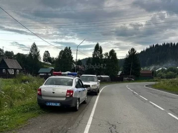 Фото: В Кузбассе женщина без прав перевозила детей на машине без номера 1