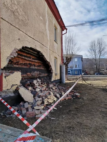 Фото: В Гурьевске обрушилась стена жилого дома, возбуждено уголовное дело 2