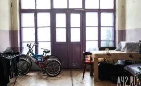 Мёртвые котята, остывшие батареи и угрозы дворнику ножом: как живут в кемеровском общежитии в Кировском районе