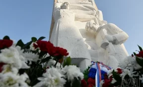 Возложение цветов к Мемориалу Славы воинов-кузбассовцев