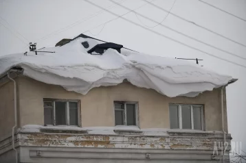 Фото: Mash Siberia: в кузбасском городе с крыши жилого дома сошла «лавина» 1