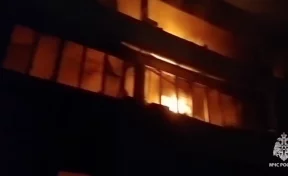 В Ростове-на-Дону горит трёхэтажный склад с электрооборудованием